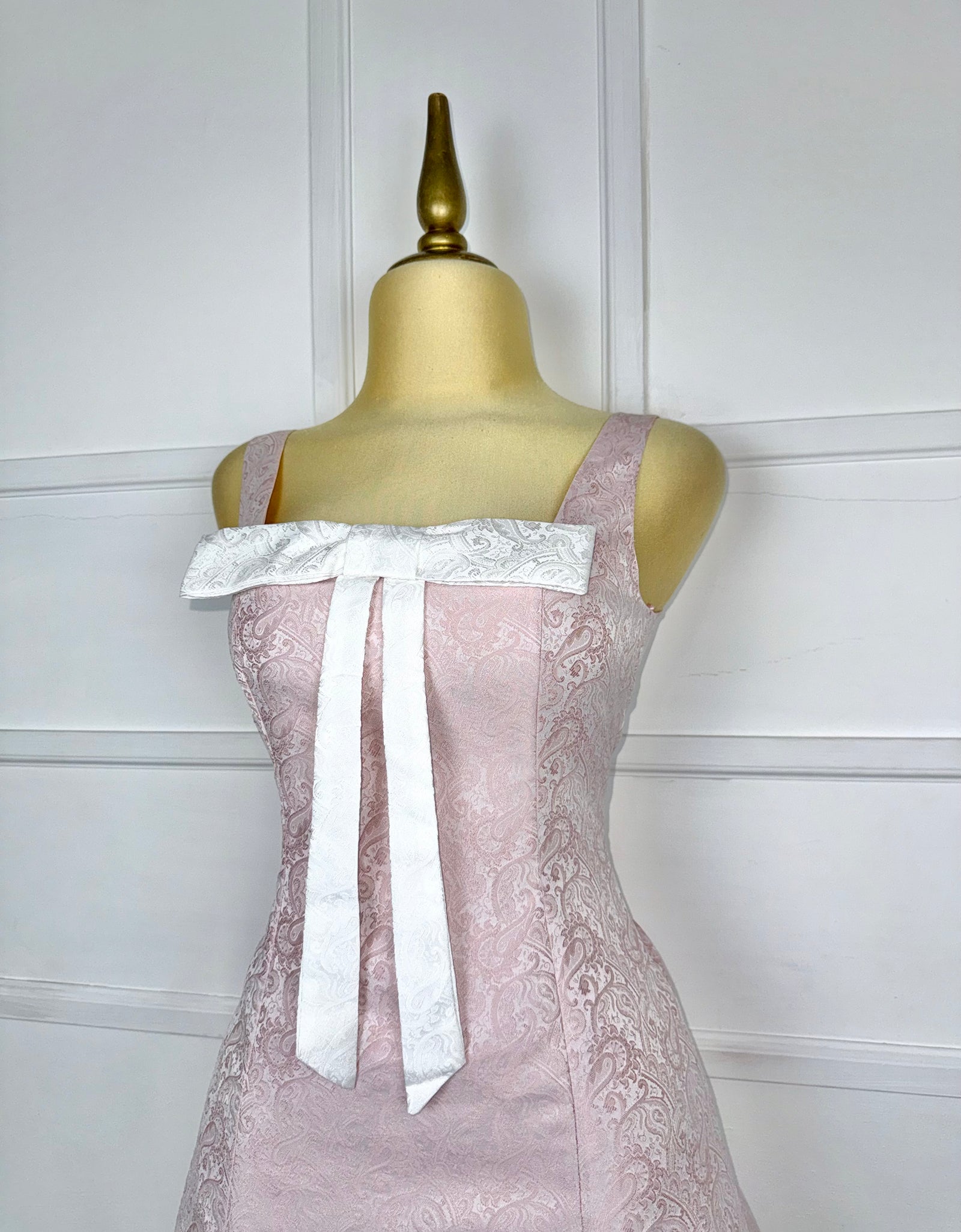 Vestido rosa brocado moño blanco