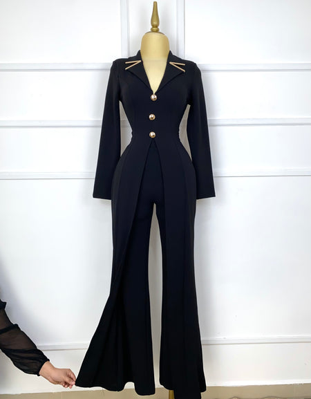 Palazzo negro con botones dorados