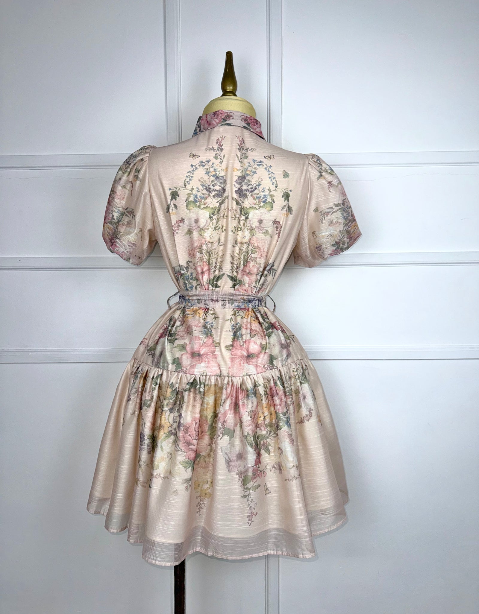 Vestido corto floreado con listón