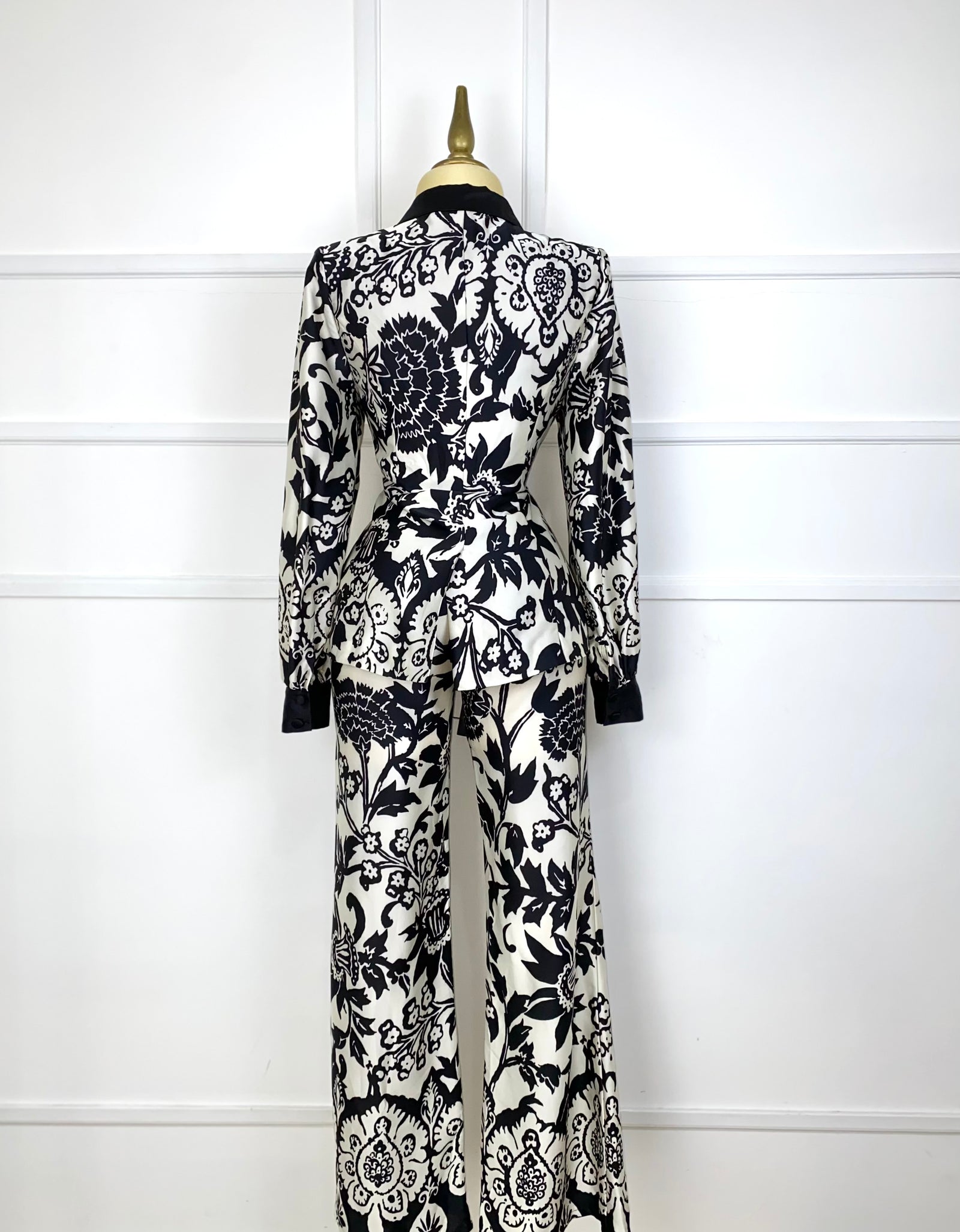 Traje estampado satinado