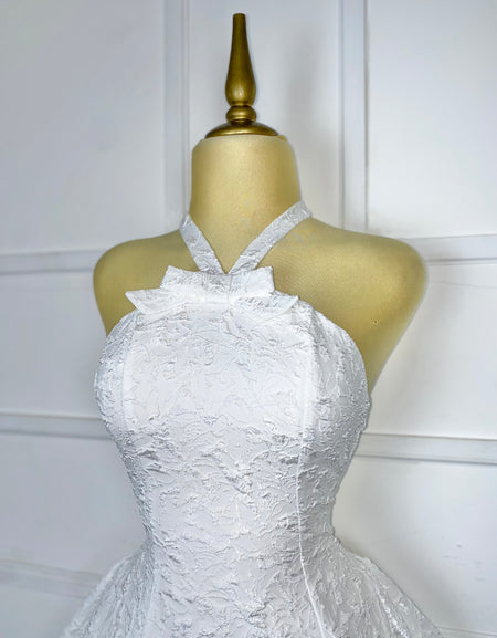 Vestido blanco brocado con moño