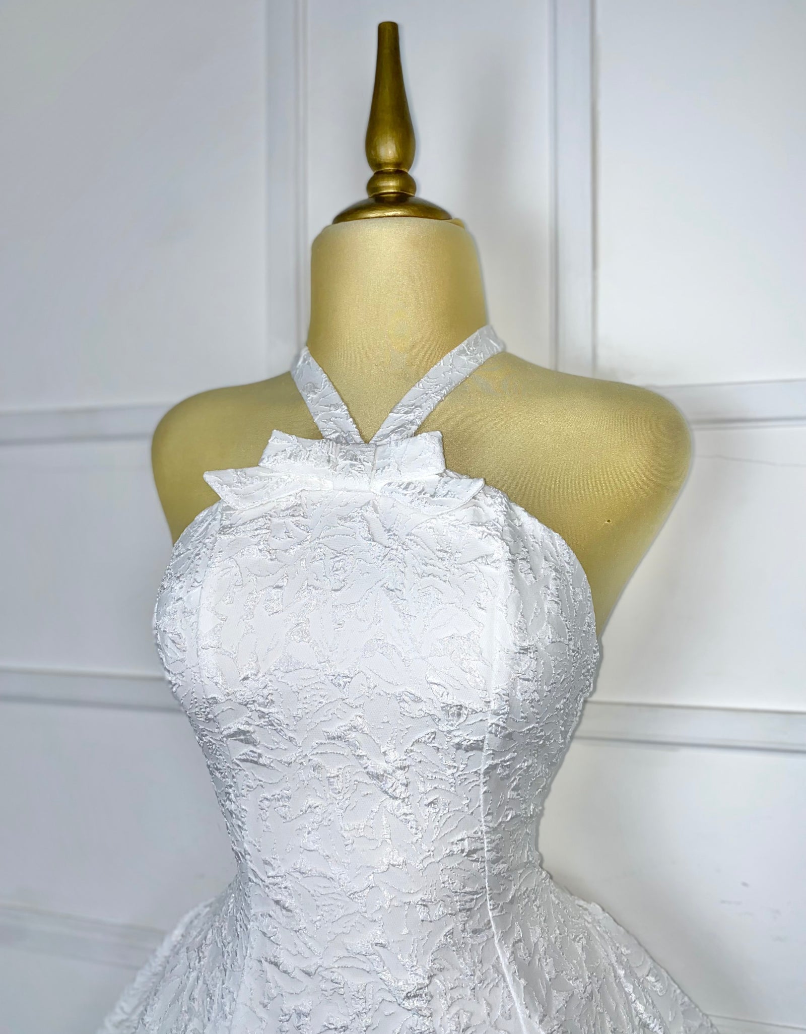 Vestido blanco brocado con moño