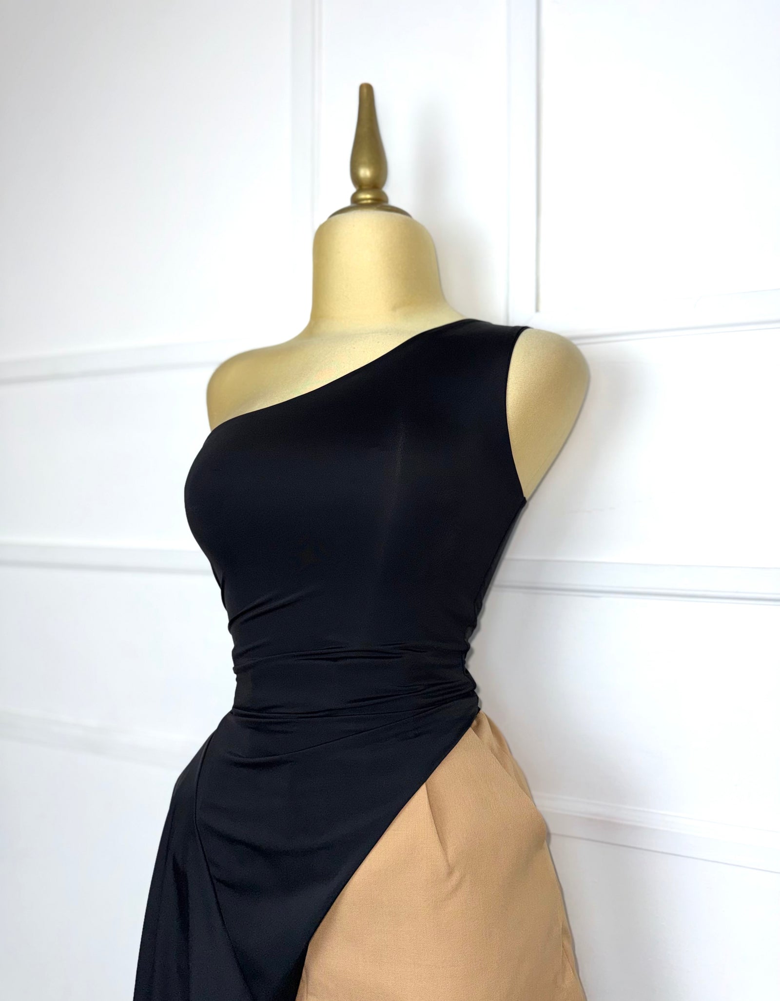 Blusa negra asimétrica