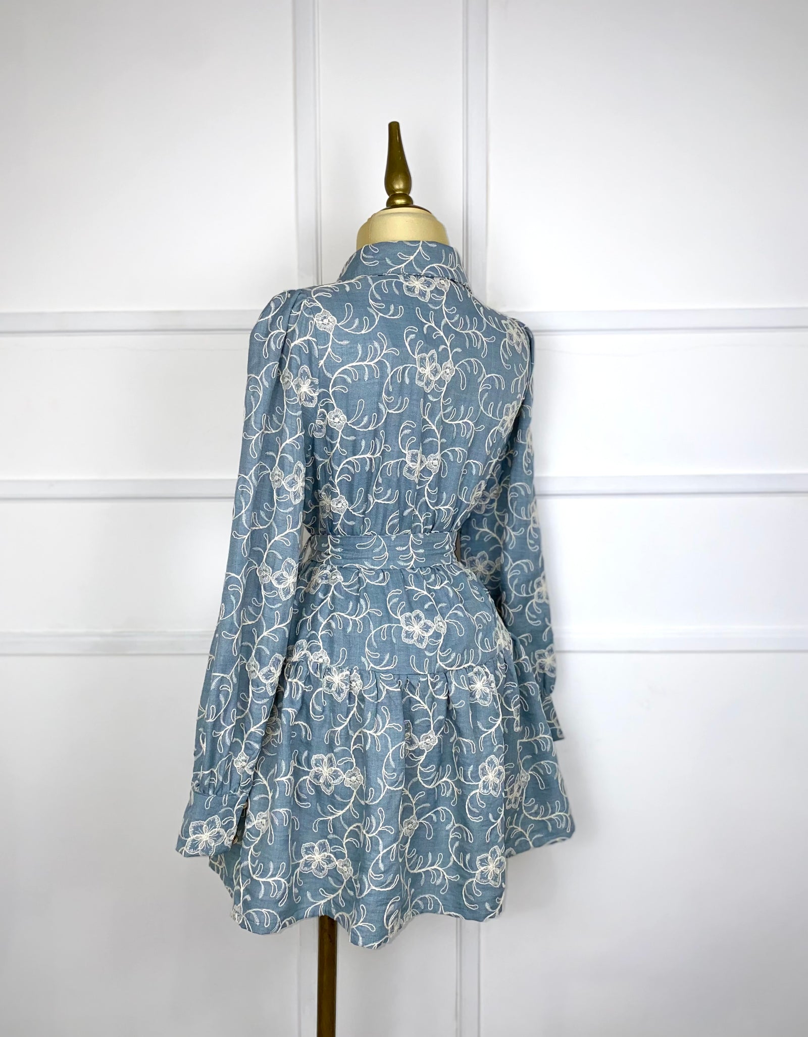 Vestido azul con flores y cinto