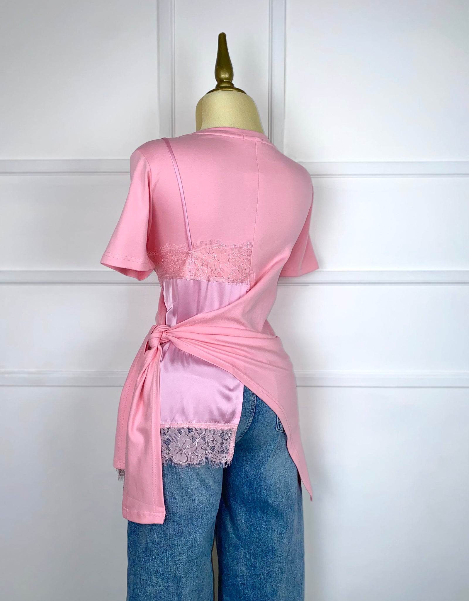 Blusa rosa con satín y encaje