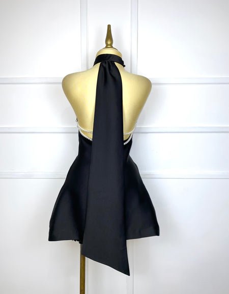 Vestido negro halter con perlas