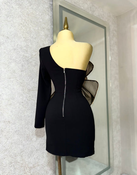 Vestido negro con flor gigante dorada de lentejuelas