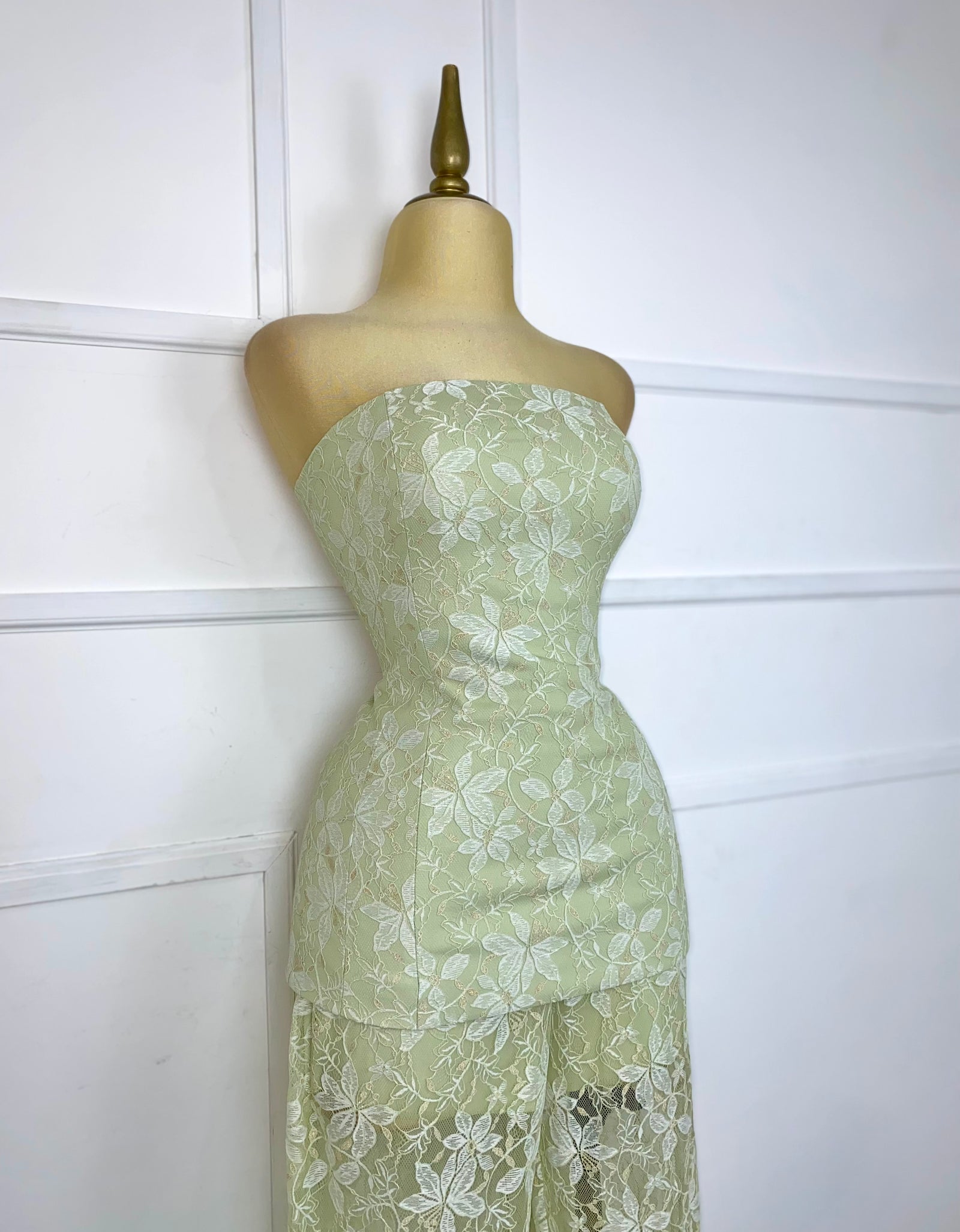 Set verde con encaje de flores