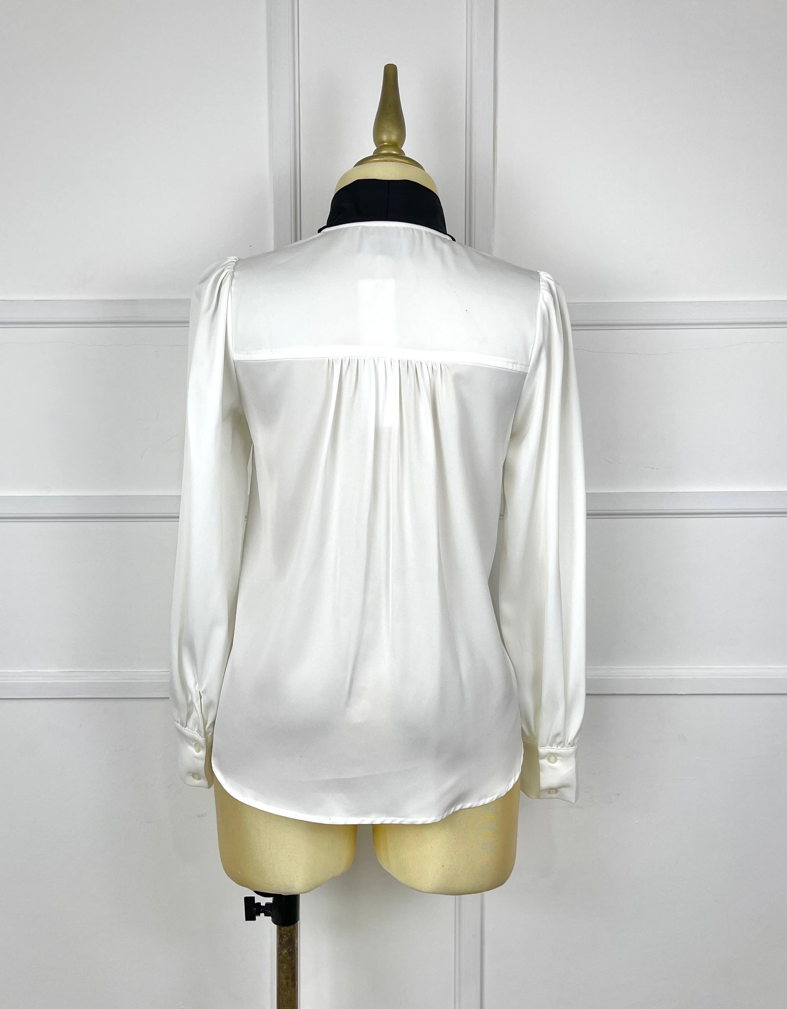 Blusa blanca con negro