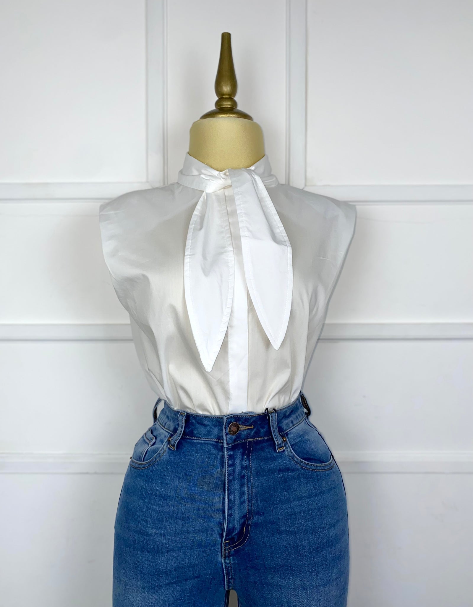 Camisa blanca con listón