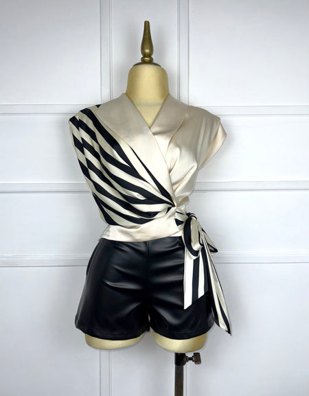 Blusa satinada líneas negras