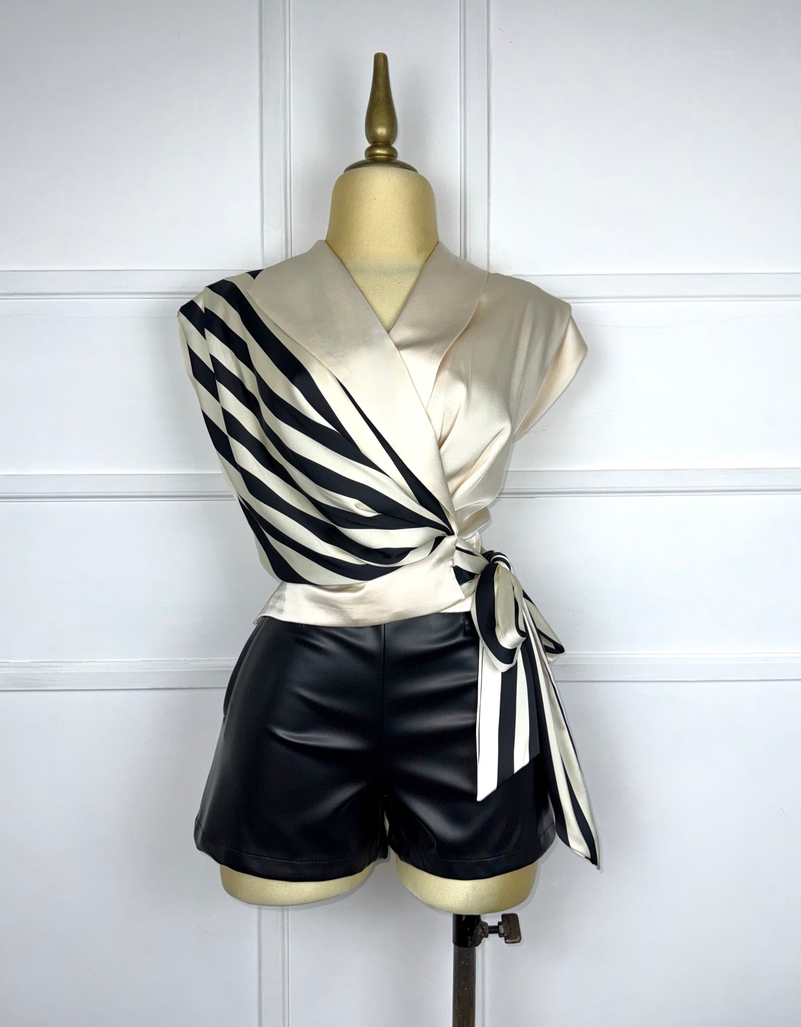 Blusa satinada líneas negras