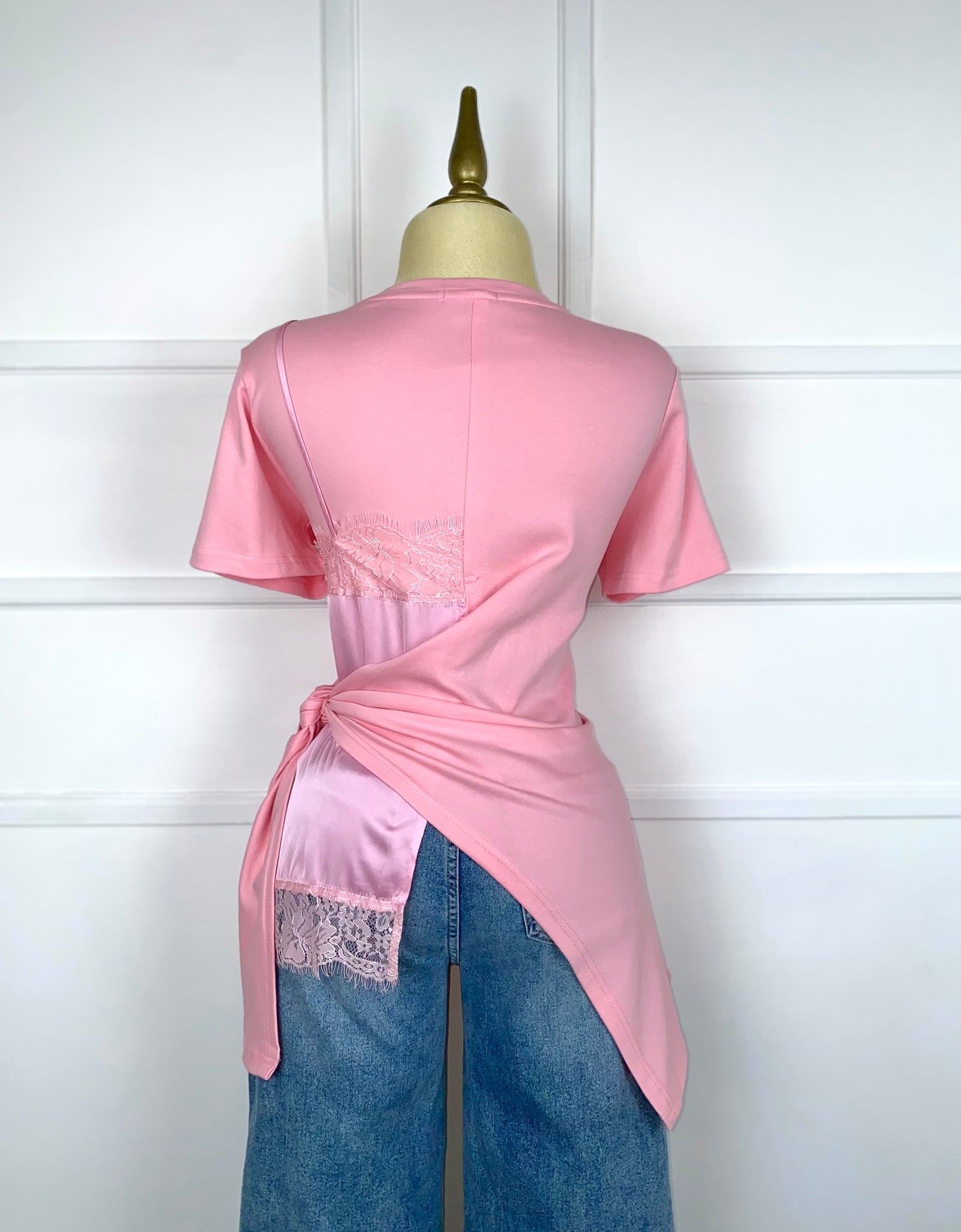 Blusa rosa con satín y encaje