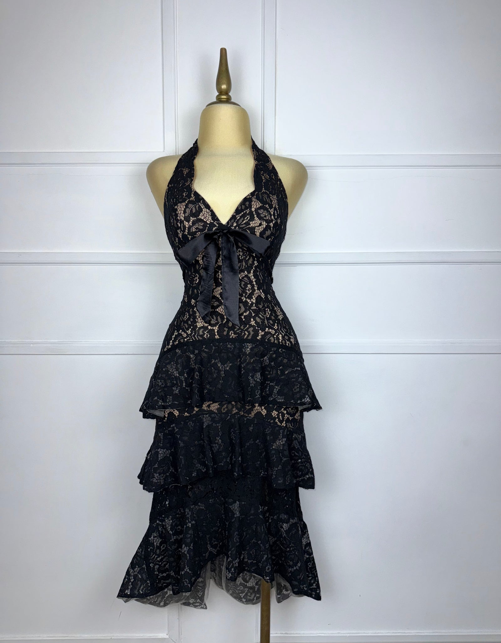 Vestido encaje halter con olanes