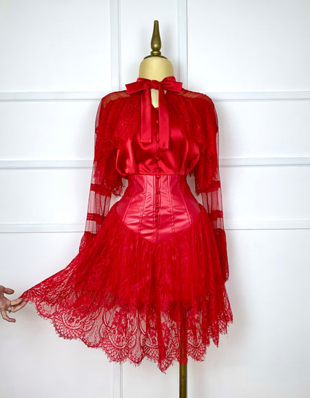 Vestido rojo con encaje y vinipiel