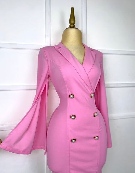 Vestido rosa con botones de perlas