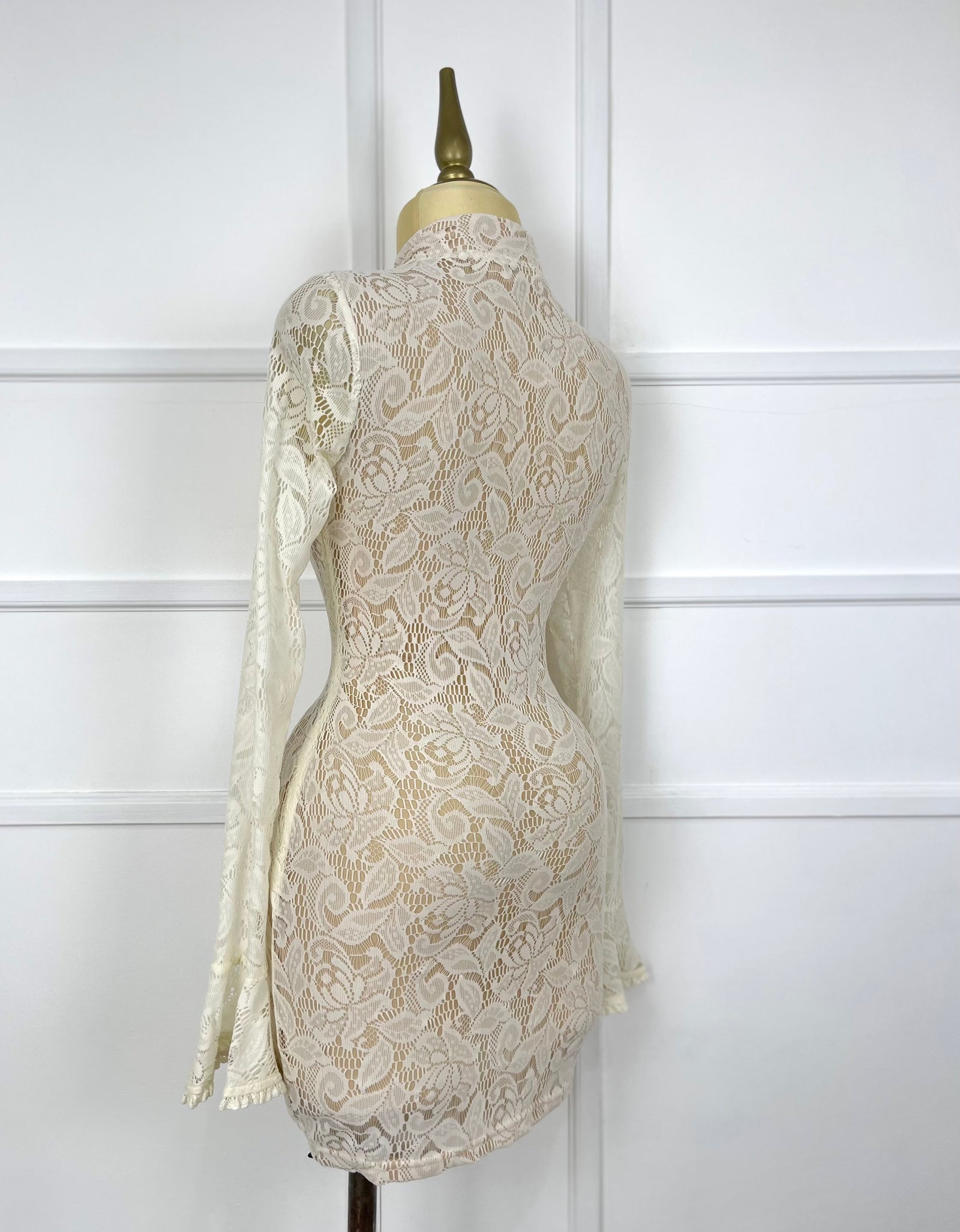 Vestido beige corto de encaje