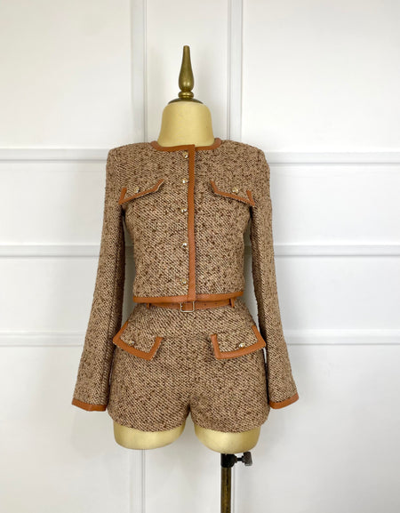 Set cafe tejido con botones dorados