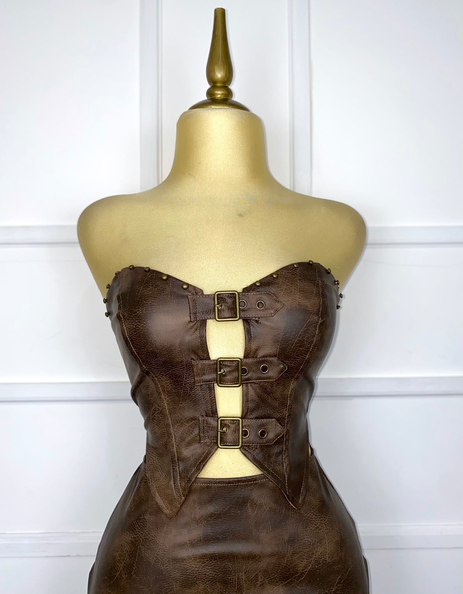 Vestido café multi strapless con estoperoles