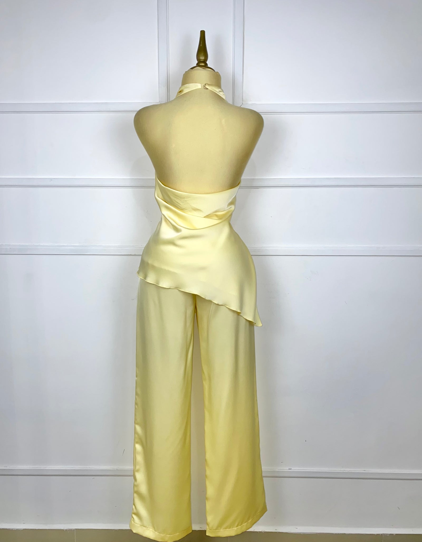 Set amarillo satín asimétrico