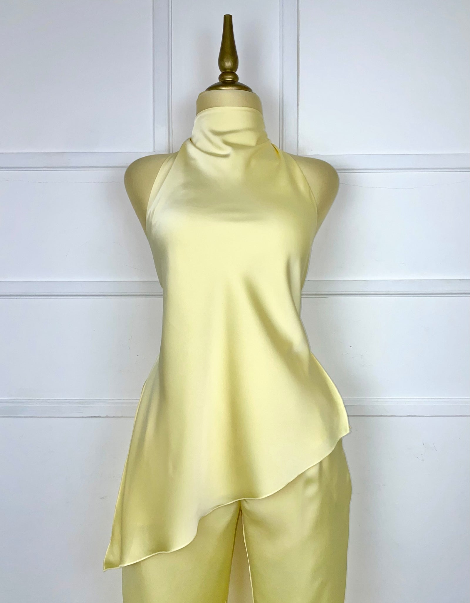 Set amarillo satín asimétrico