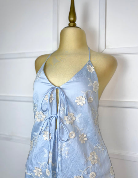 Set azul cielo con flores