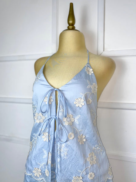 Set azul cielo con flores