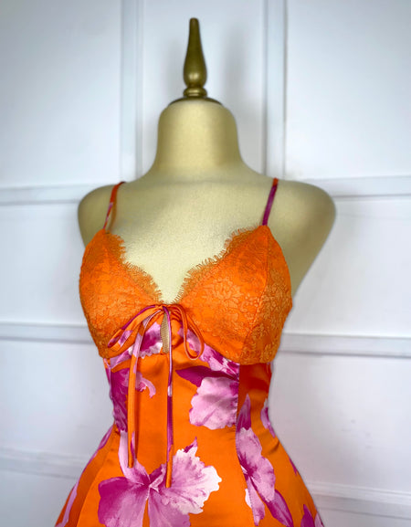 Vestido naranja satín con flores rosas