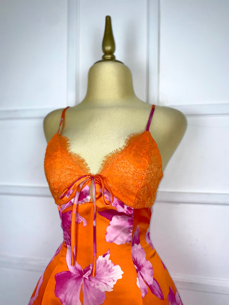 Vestido naranja satín con flores rosas