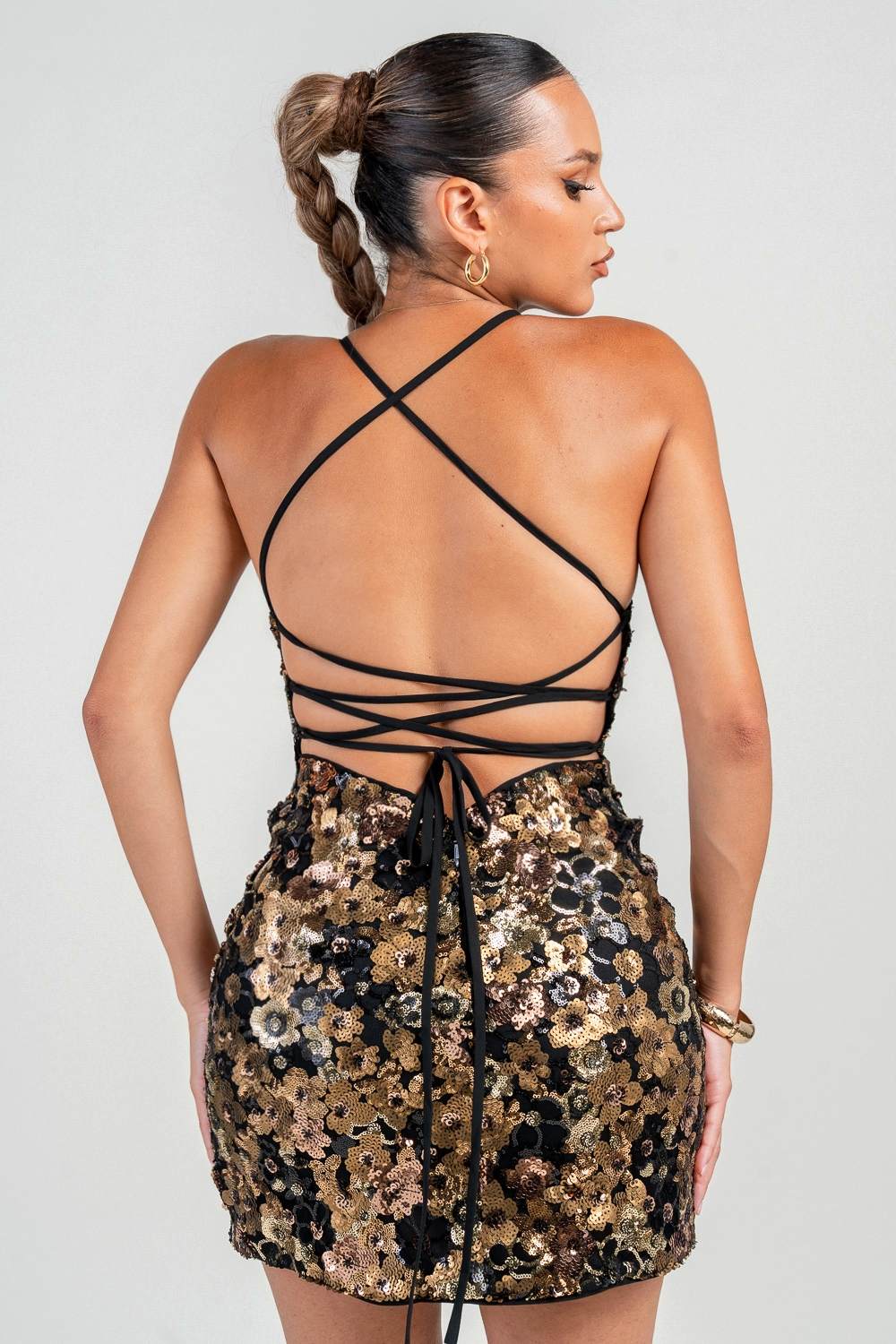 Vestido negro corto con lentejuelas doradas