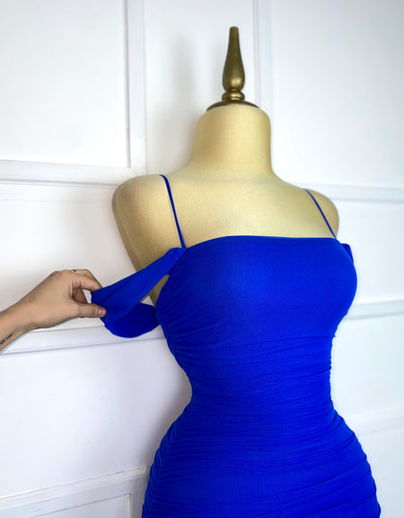 Vestido azul rey drapeado con abertura