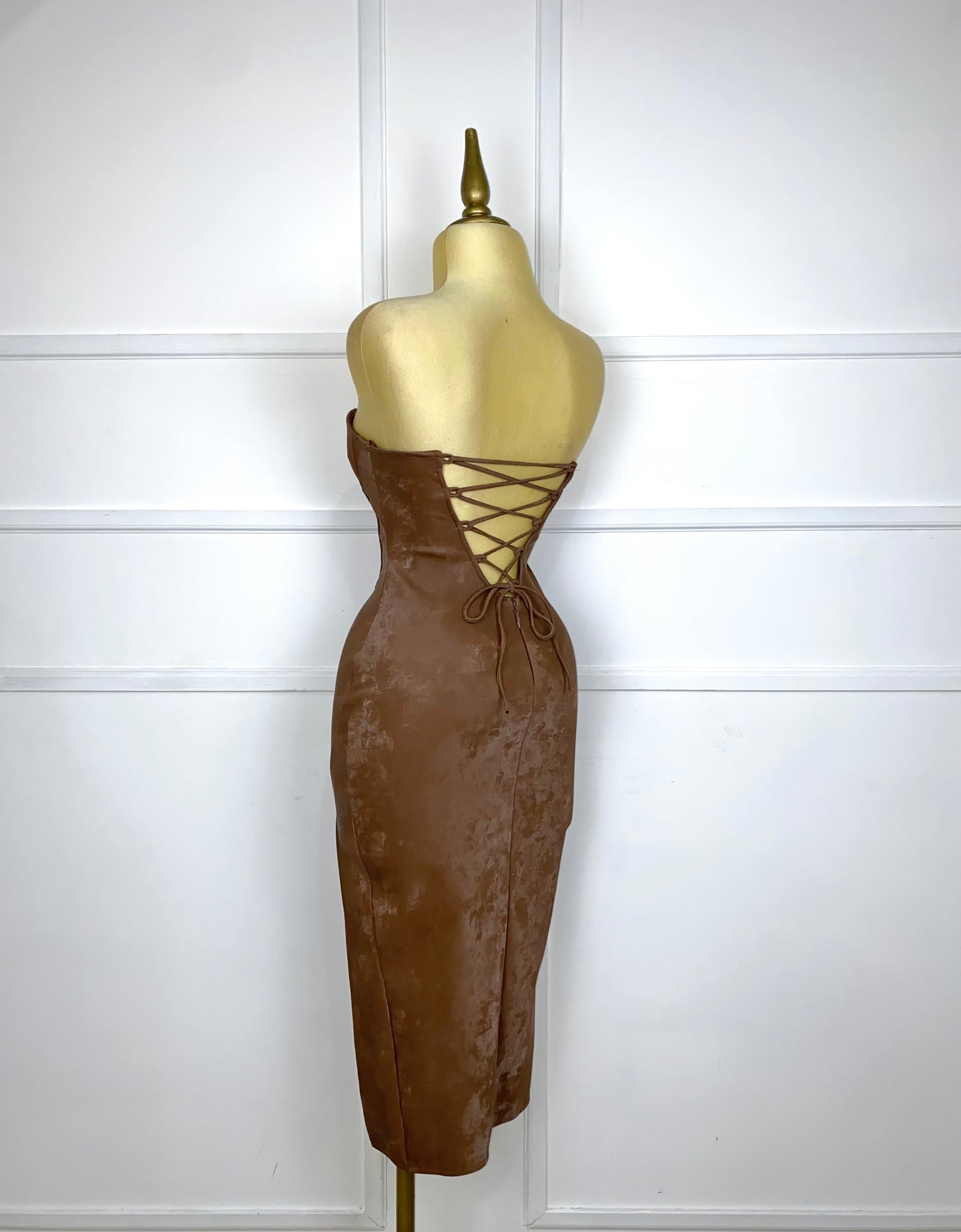 Vestido strapless vinipiel con listones