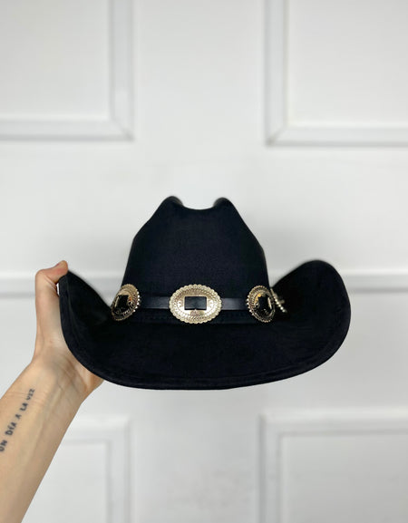 Sombrero negro con hebillas doradas