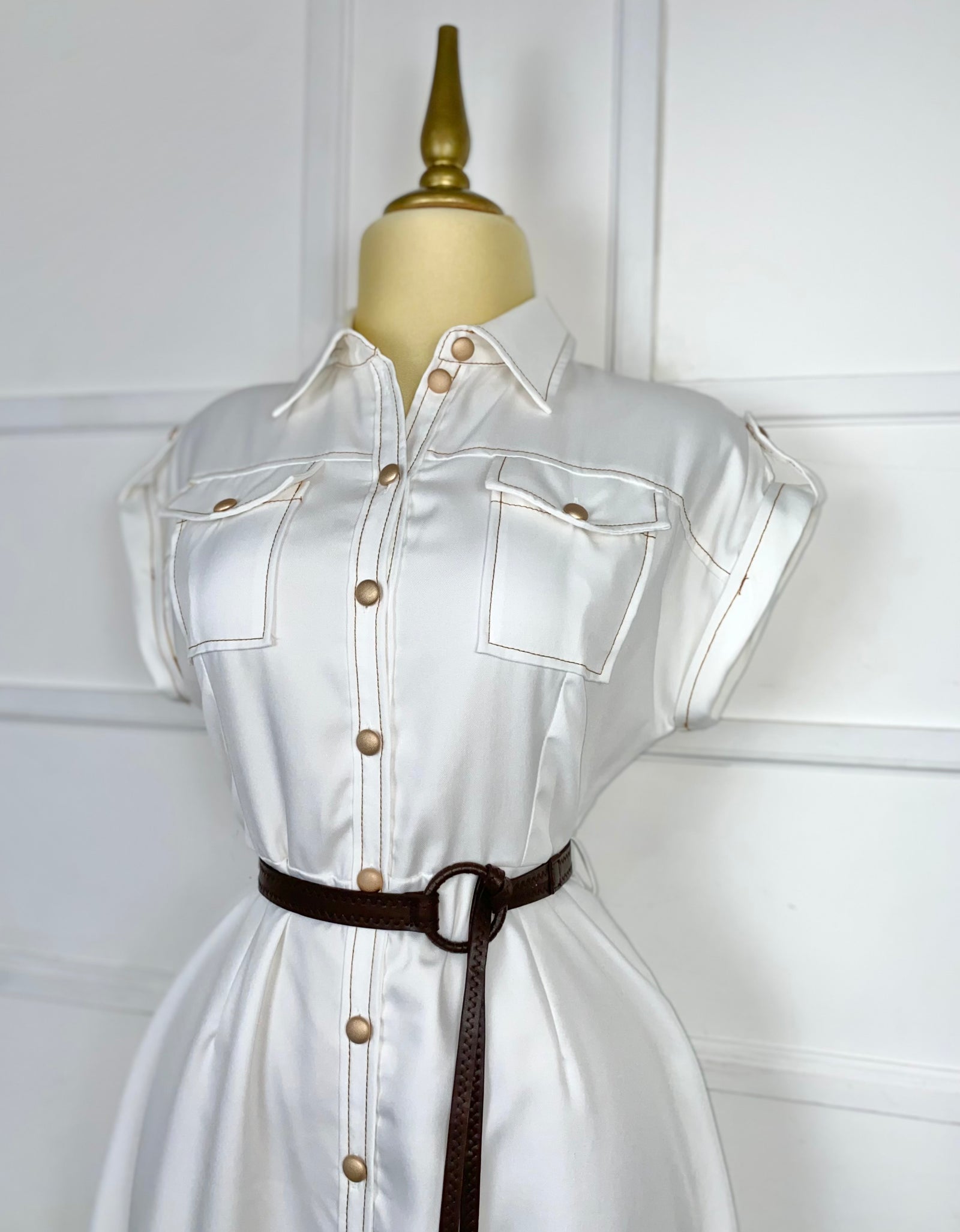 Vestido blanco midi con cinto tipo piel