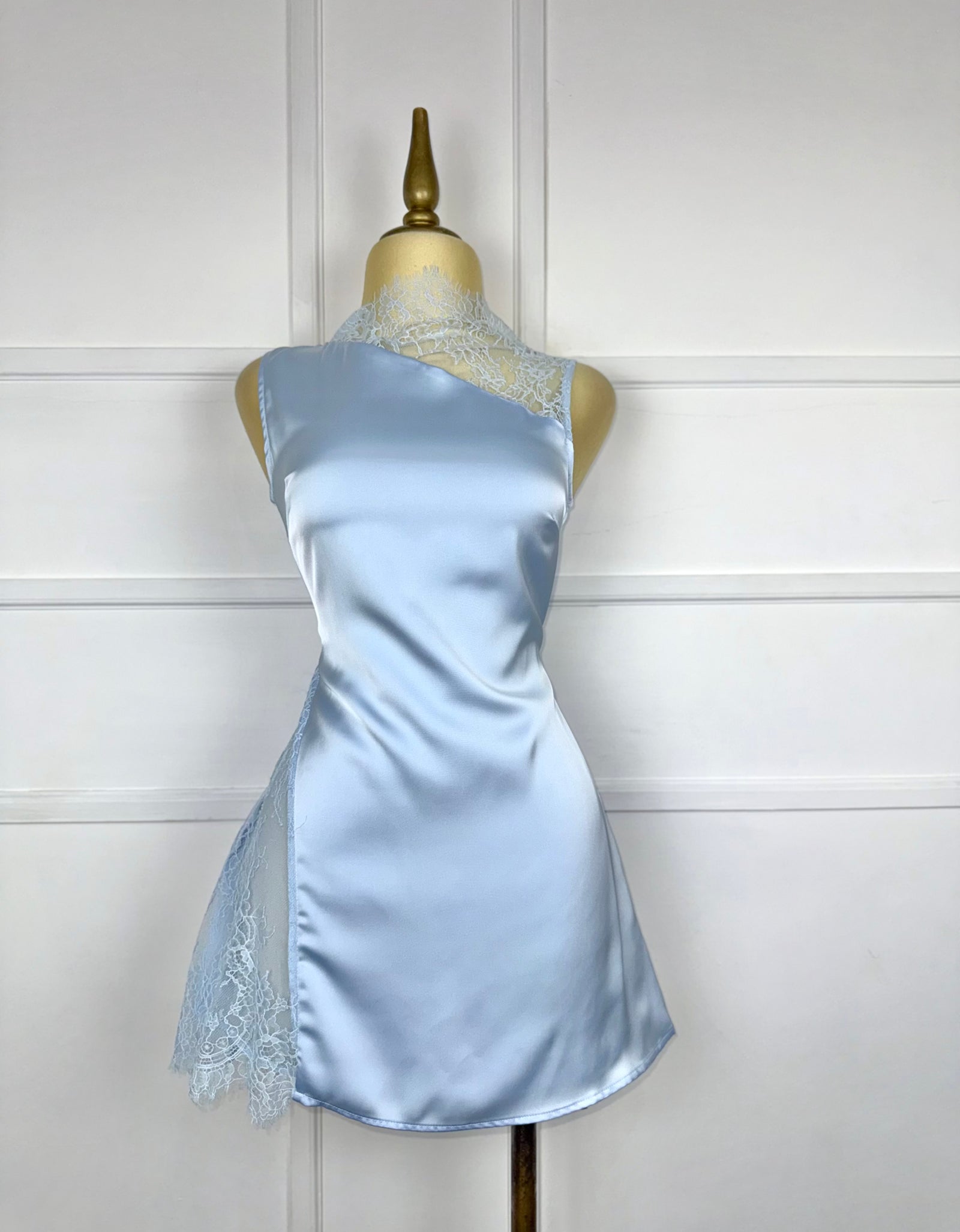 Vestido baby blue satín con encaje