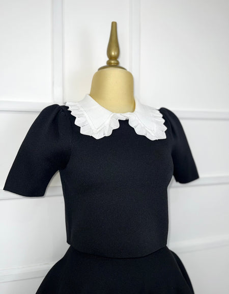 Set negro con cuello blanco