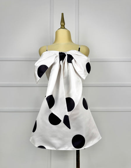 Vestido blanco con lunares y moño