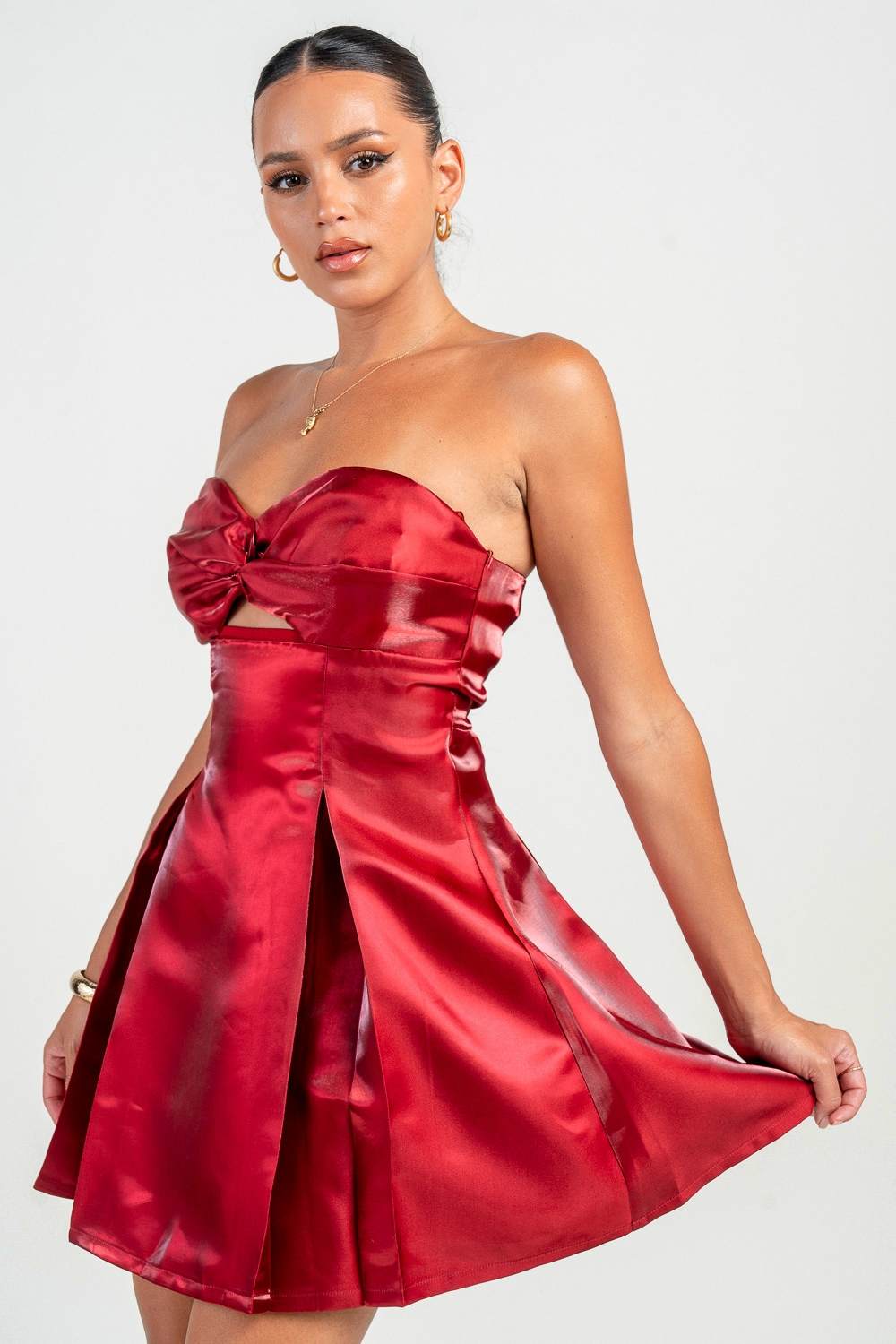 Vestido strapless tinto brilloso