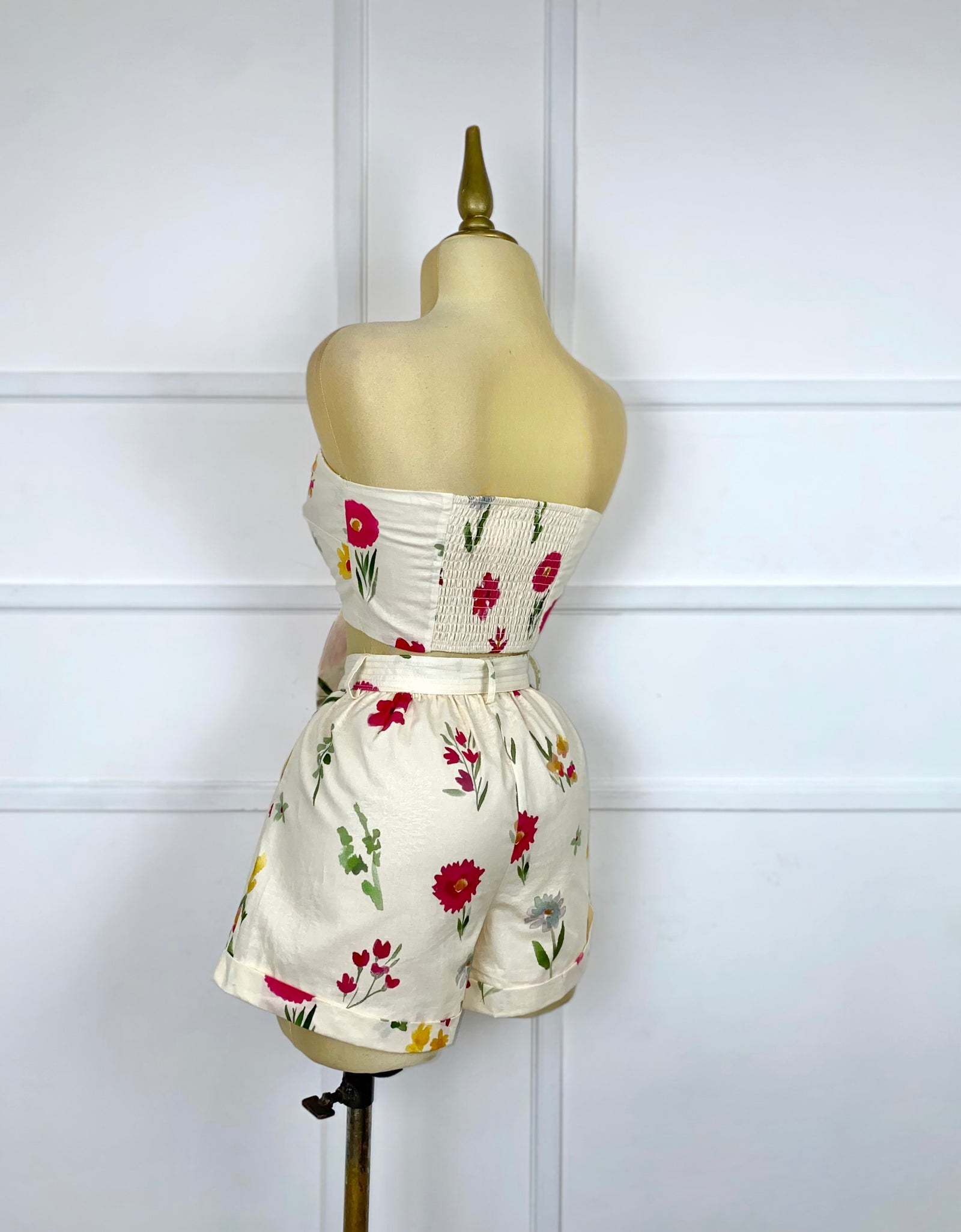 Set beige con flores y cinto