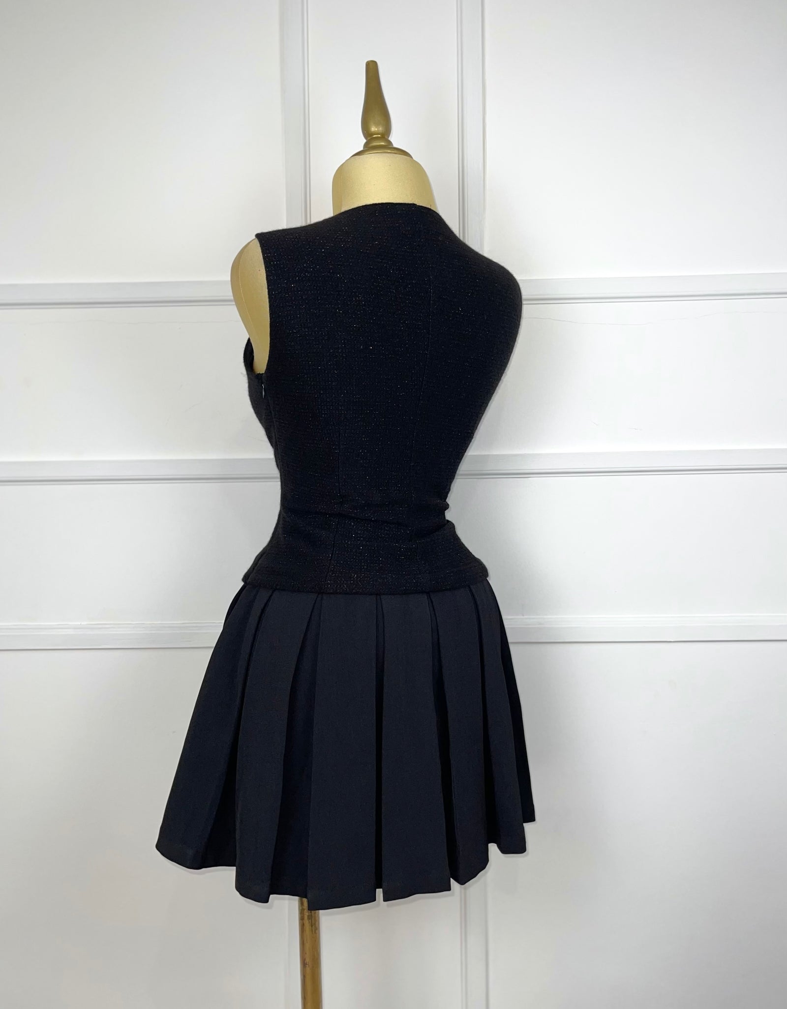 Vestido negro afelpado con plisado