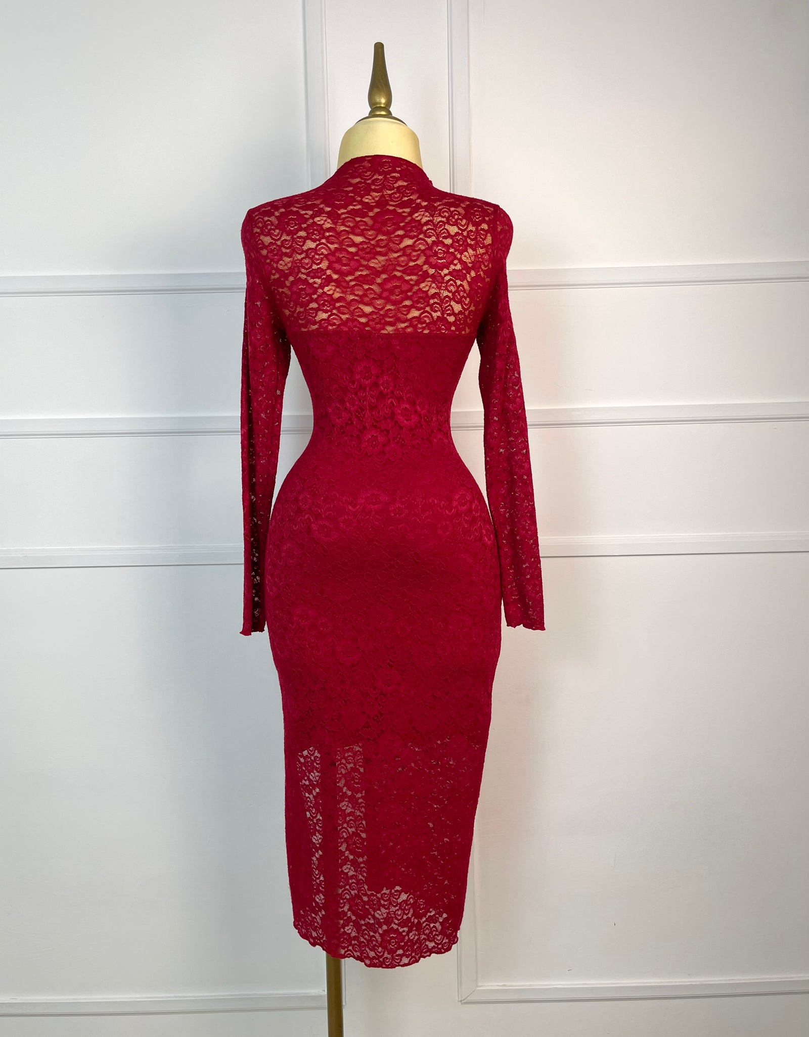 Vestido tinto midi de encaje