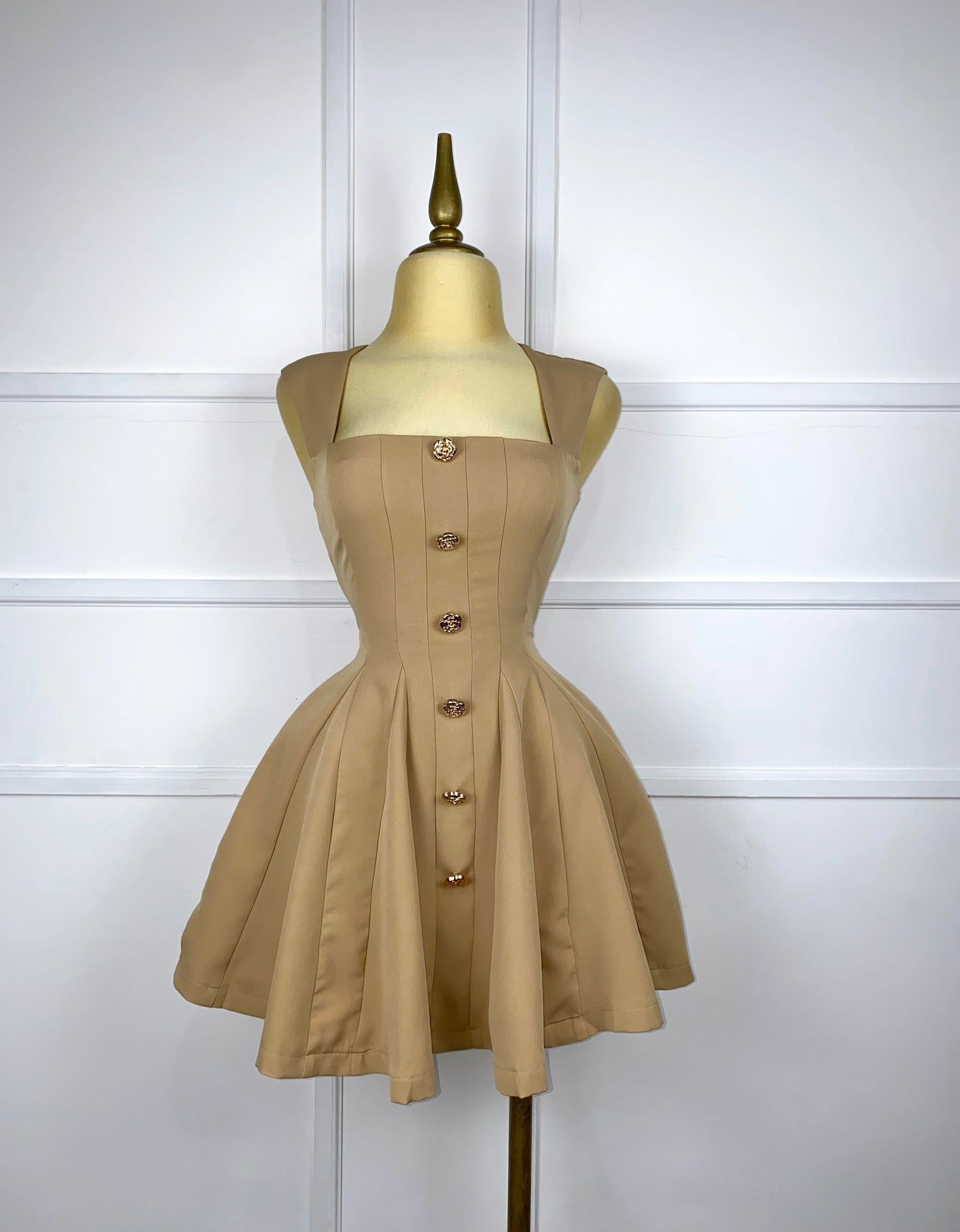 Vestide beige corte A botones dorados