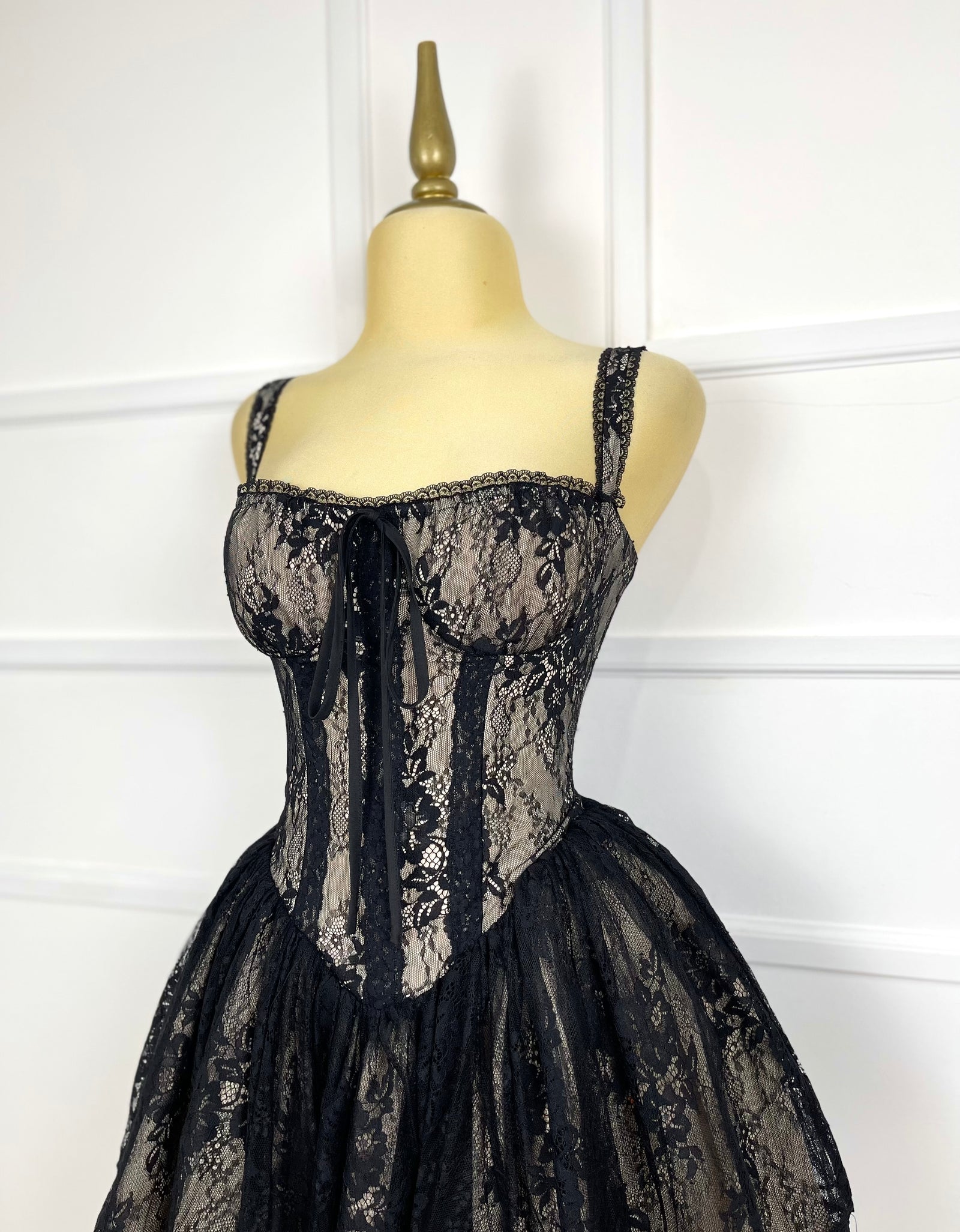 Vestido negro encaje con tul