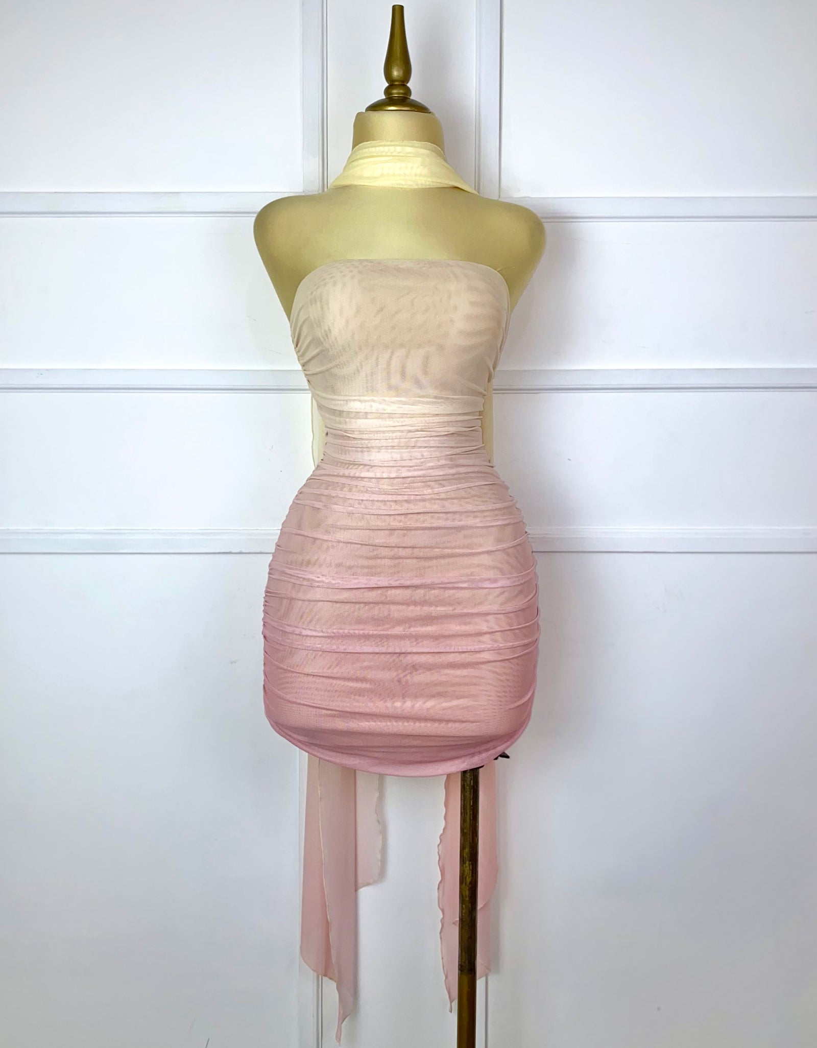 Vestido corto strapless multicolor con listón