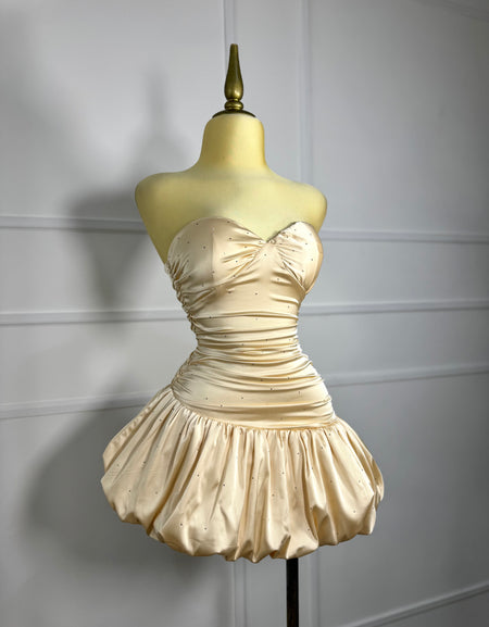 Vestido crema satinado strapless con pedrería