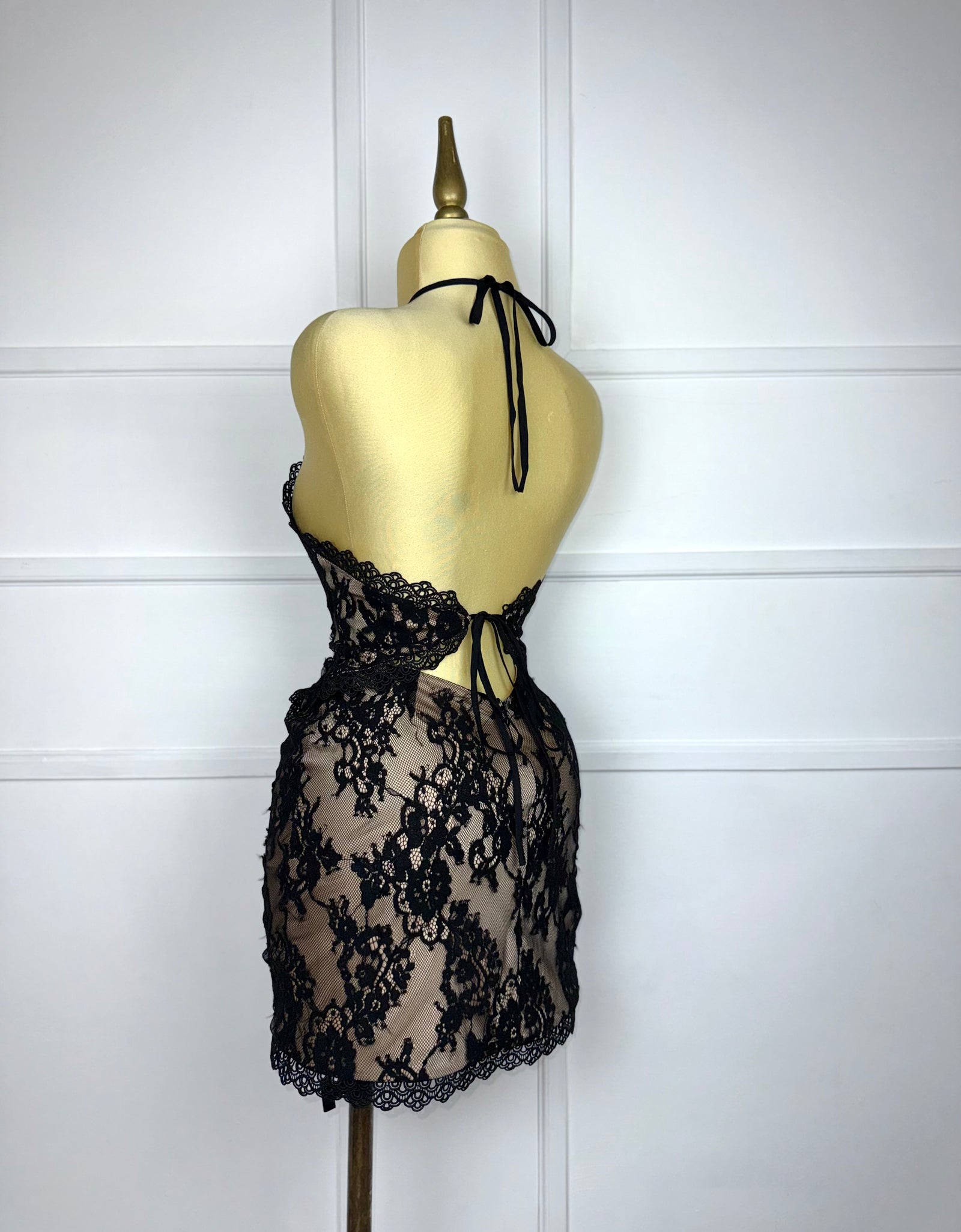 Vestido nude encaje negro