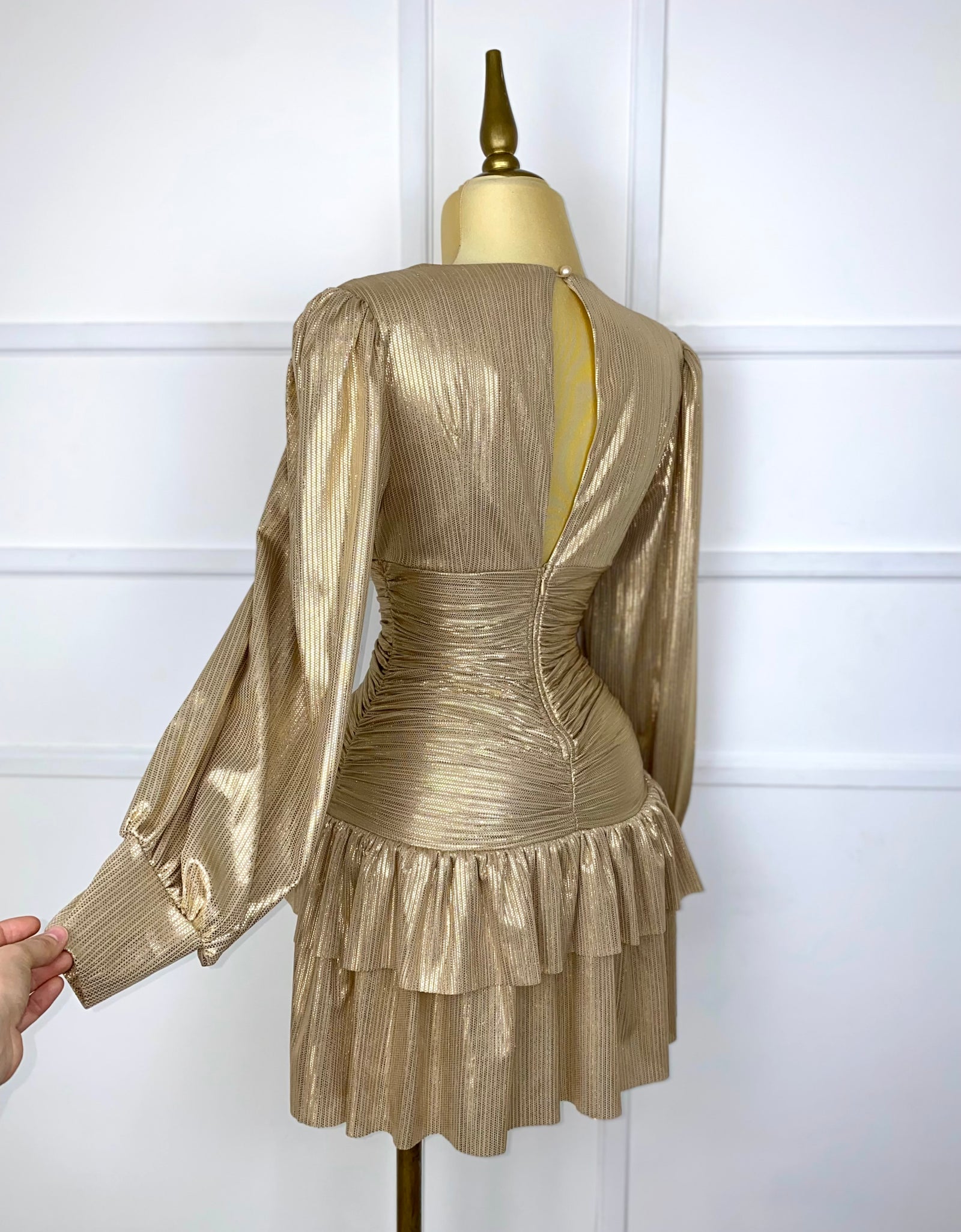 Vestido corto dorado manga larga