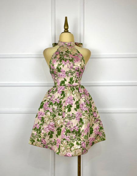 Vestido beige con flores y brocado