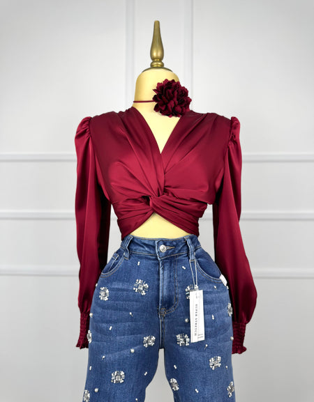 Blusa tinta corta con flor