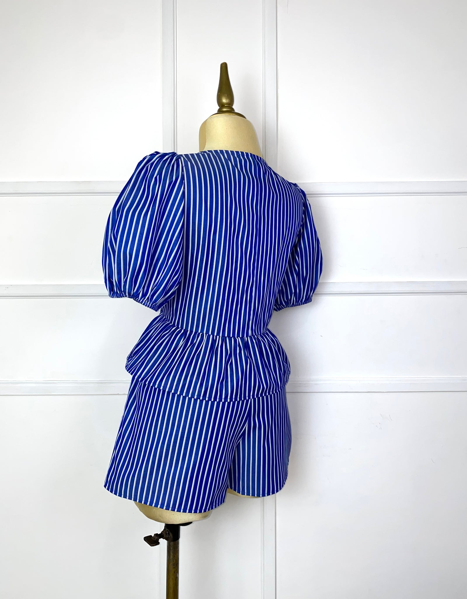 Set azul líneas blancas